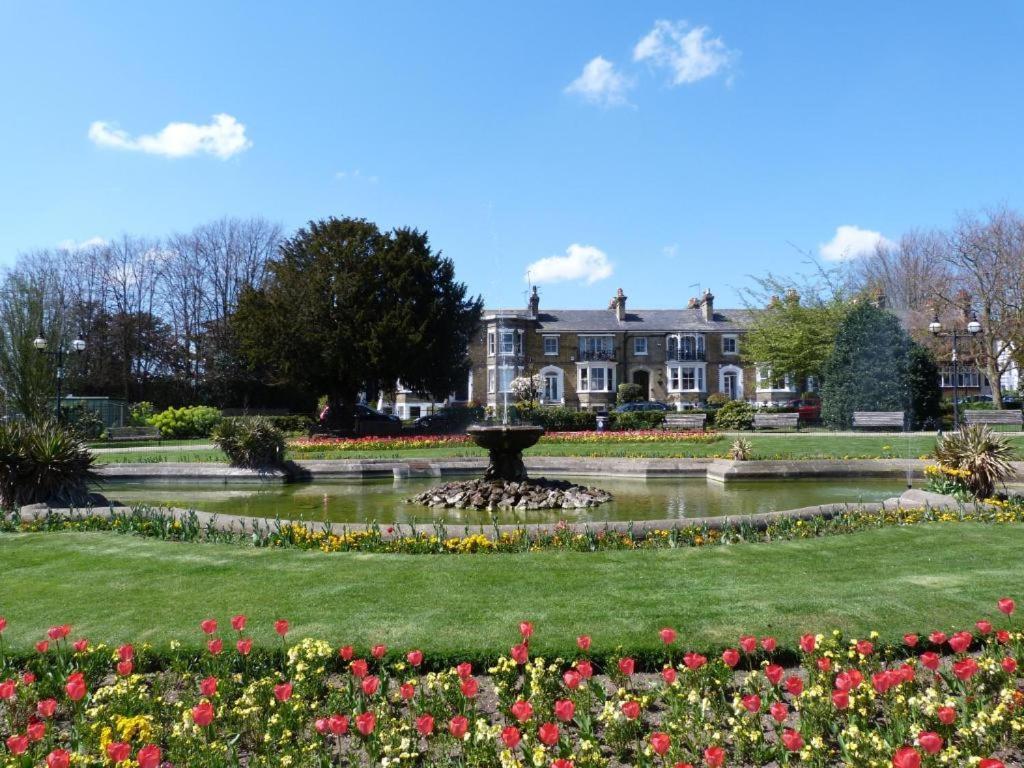 Marine Villa Hotel & Suites - Close To Beach, Train Station & Southend Airport Экстерьер фото
